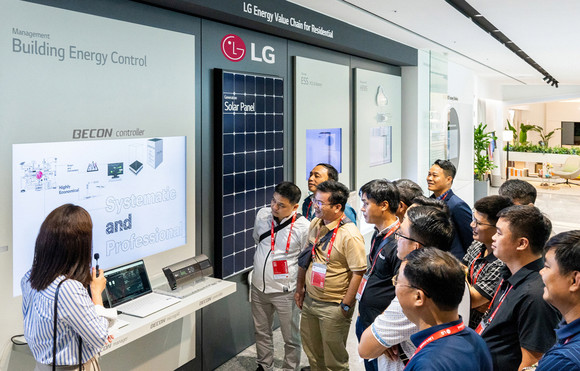 지난 29일 마곡 LG 사이언스 파크를 방문한 컨설턴트들이 LG전자의 건물 에너지 관리 솔루션(비컨)을 소개받고 있다. ⓒ LG전자