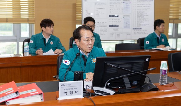 박형덕 서부발전 사장이 지난 30일 재난통신망을 이용해 훈련을 지휘하는 모습. ⓒ 서부발전