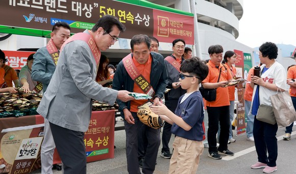김동일 보령시장은 지난 30일 한화생명 이글스파크에서 열린 롯데자이언츠와의 홈경기에서 '만세보령쌀 삼광미골드'와 '제27회 보령머드축제'를 홍보하고 있다. ⓒ 보령시.