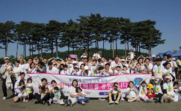 흥국화재는 임직원들의 마라톤 참여를 통해 모은 금액을 소아암 환아들에게 기부했다고 3일 밝혔다 . ⓒ 흥국화재