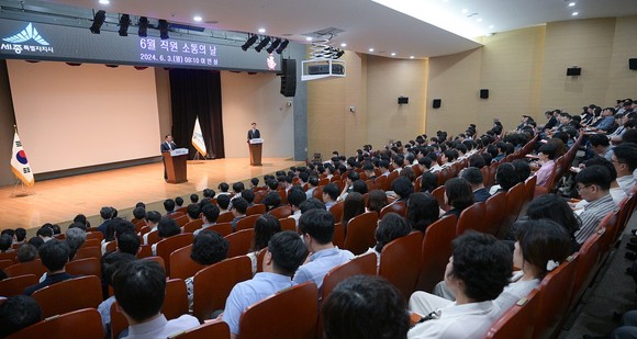 최민호 시장은 3일 시청 여민실에서 열린 6월 직원 소통의 날에 참석해 호국영령을 기억하고 공직자로서 책임감 있는 자세를 강조했다. ⓒ 세종시