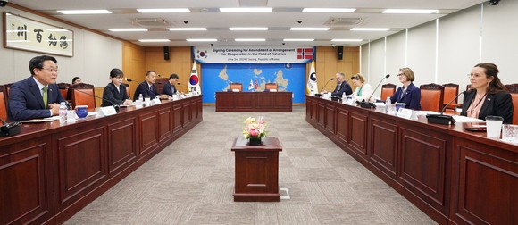 해양수산부는 3일 노르웨이 통상산업수산부장관과 수산협력을 위한 약정을 개정을 논의하고 있다. ⓒ 해양수산부