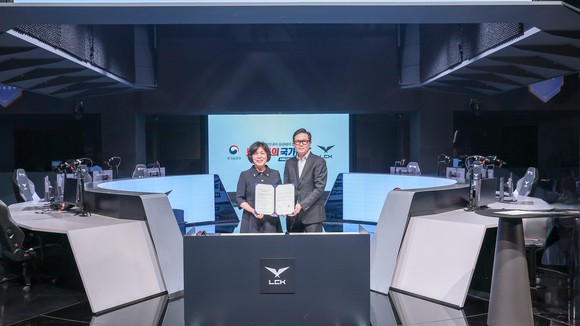 이정훈 LCK 사무총장(오른쪽)과 강정애 국가보훈부 장관이 업무 협약식에 참여, 제복근무자의 희생과 헌신에 대한 사회적 관심 제고를 위해 힘을 합치기로 했다. ⓒ 국가보훈부
