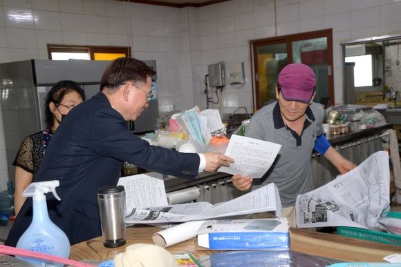 고광완 광주광역시 행정부시장이 3일 오전 무안군 현경면 상가일대에서 시 공직자들과 함께 민‧군 통합공항 홍보전단지를 배부하며 캠페인 활동을 하고 있다. ⓒ 광주광역시