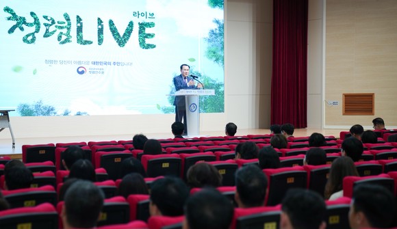 김지철 교육감이 3일 교육청 대강당에서 열린 청렴라이브에 참여한 교직원들에게 청렴 문화 확산을 위한 말을 전하고 있다. ⓒ 충남교육청