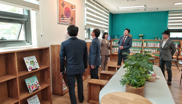 4일 건강·힐링 특화 도서관인 '정미4.4만세 작은도서관' 개관식을 성황리에 개최 후 도서관을 둘러보고 있는 오성환 시장. ⓒ 당진시