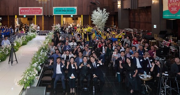 지난 3일 '제18회 충남농아인의 날 기념식'을 개최 후 단체 기념촬영을 하고 있다. ⓒ 아산시