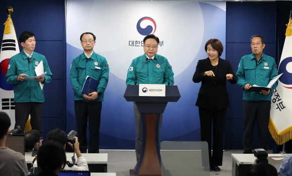 정부가 의대 증원으로 촉발된 의료 공백이 100일 넘게 이어지자 전공의 사직을 허용하고 행정처분 절차도 중단하는 등 위료공백 '출구전략'을 발표했다. 사진은 지난 4일 의료개혁 현안 브리핑하는 조규홍 장관. © 연합뉴스