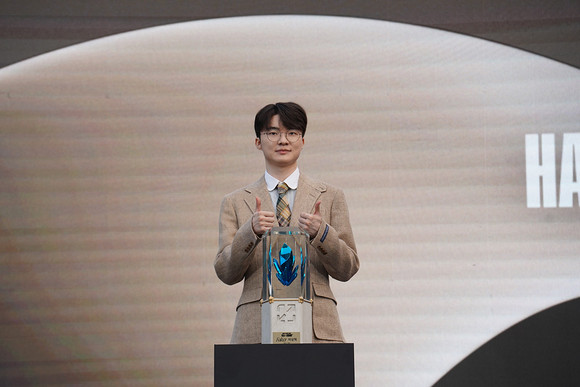트로피 앞에서 포즈를 취하고 있는 전설의 전당 초대 헌액자 '페이커' 이상혁. ⓒ 라이엇게임즈