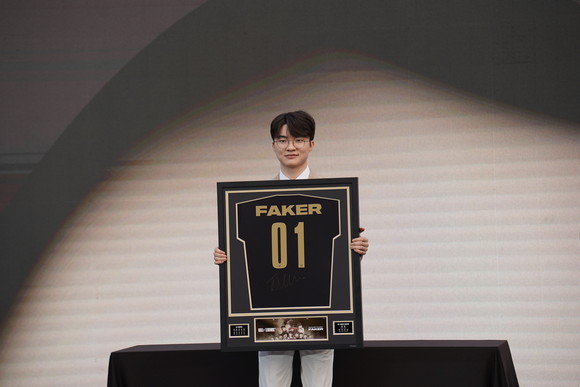 라이엇게임즈가 선물한 '01'을 새긴 특별 유니폼을 들고 있는 '페이커' 이상혁. ⓒ 라이엇게임즈