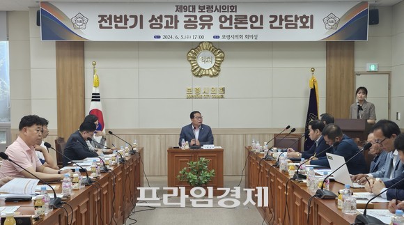 지난 5일 제9대 전반기 의정성과를 돌아보는 언론인과 간담회에서 박상모 의장이 질이에 답변하고 있다. ⓒ 프라임경제