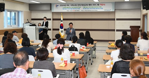 지난 5일 부여군 평생학습관에서 "2024년 지역사회 연계 평생교육 특화 프로그램" 개강식에서 박정현 군수가 가의을 하고 있다. ⓒ 부여군