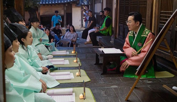 박경귀 시장이 훈장으로 참석해 아이들에게 천자문을 알려주고 함께 책거리 전통문화를 체험하고 있다. ⓒ 아산시