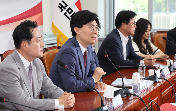 조정훈 국민의힘 총선백서특별위원회 위원장(왼쪽 두번째)이 지난달 29일 오후 국회에서 열린 제22대 총선백서 특별위원회 전체회의에서 발언하고 있다. ⓒ 연합뉴스