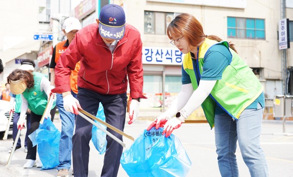 이완섭 서산시장이 7일 시민들과 함께 제76회 충청남도민체육대회를 맞아 서부상가 일원에서 환경정화 활동을 개최하고 있다. ⓒ 서산시