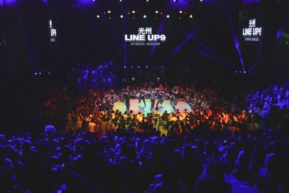 9일 오후 국립아시아문화전당 예술극장에서 열린 2024 광주 스트릿컬처 페스타 '배틀라인업 9 인 광주'에 참여한 댄스팀들이 열띤 경연을 벌이고 있다. ⓒ 광주광역시
