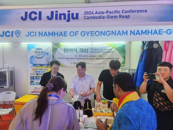 JCI ASPAC 앙코르 2024에서 진주청년회의소가 진주시 홍보부스 운영하고 있다. ⓒ 프라임경제