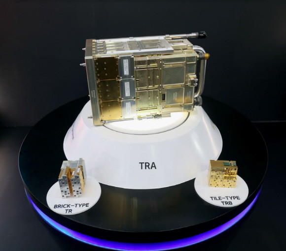 한화시스템이 ADEX 2023 전시에서 선보인 AESA 레이다의 핵심 부품인 브릭형 TRB(좌측)와 부피를 50%가량 줄인 타일형 TRB(우측), TRB 여러 개를 묶은 송수신 어셈블리(TRA)의 수량에 따라 지상·공중·해상 등에서 사용하는 다양한 크기의 레이다 안테나에 모두 적용 가능하다. ⓒ 한화시스템
