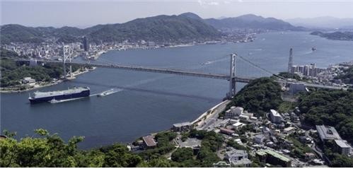 간몬해협과 간몬교. 좌측 상단이 기타큐슈시. ⓒ 야마구치현 관광연맹