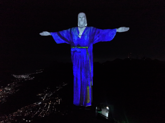 진주실크 한복을 입은 브라질 리우 예수상. ⓒ 진주시