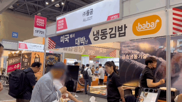 참관객들이 '올곧'의 '냉동김밥' 제품을 시식하고 있다. =배예진 기자