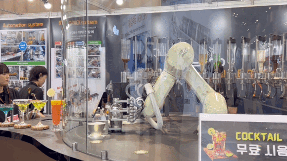 '느티RO'의 'BAR ROBOT'이 칵테일을 제조하고 있다. =배예진 기자