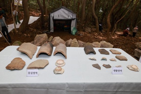 완도 장좌리사지 시굴 조사 결과 건물지와 석축, 담장 등이 확인됐으며, 기와편, 백자편, 도기편 등이 출토됐다. ⓒ 완도군