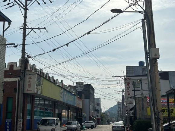 담양군은 도로나 건물 등에 거미줄처럼 얽혀 있는 전선, 통신선 등을 한데 묶어 정리하거나 불필요한 케이블을 제거해 주거환경을 개선하는 공중케이블 정비사업을 추진한다. ⓒ 담양군