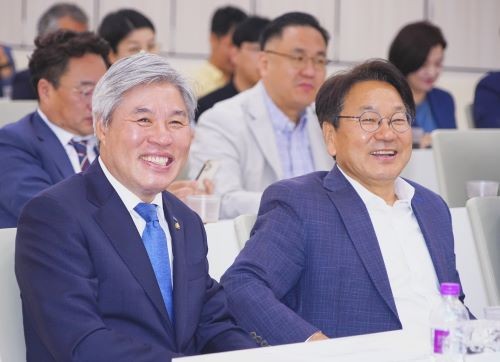 강기정 광주광역시장이 12일 오전 시청 중회의실에서 열린 제5회 정책포럼에 참석해 강연자로 나선 서왕진 국회의원과 활짝 웃고 있다. ⓒ 광주광역시