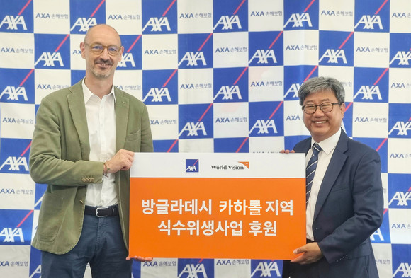 12일 한스 브랑켄 AXA손해보험 대표이사와 한상호 월드비전 CMO가 서울 용산구 소재 본사에서 '방글라데시 카하롤 지역 식수위생사업 후원' 전달식을 진행했다.. ⓒ AXA손해보험