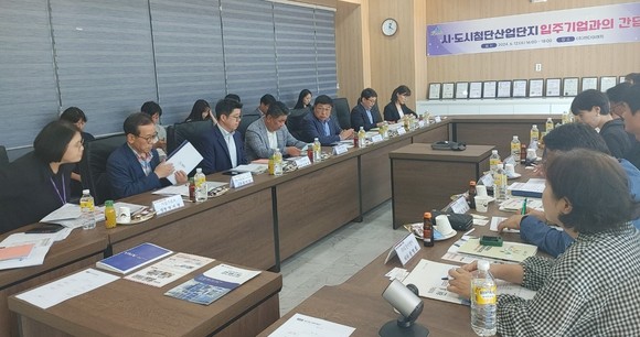 12일 집현동 ㈜현다이엔지 사옥에서 도시첨단산업단지 입주기업과의 간담회를 개최하고 있다. ⓒ 세종시