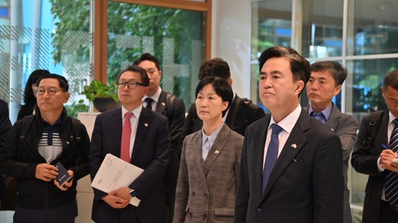 김태흠 지사는 12일네덜란드 웨스트랜드에 위치한 스마트팜 선진 기업·기관인 프리바와 월드홀티센터, 오케이플랜트 등을 잇따라 방문했다. ⓒ 충남도
