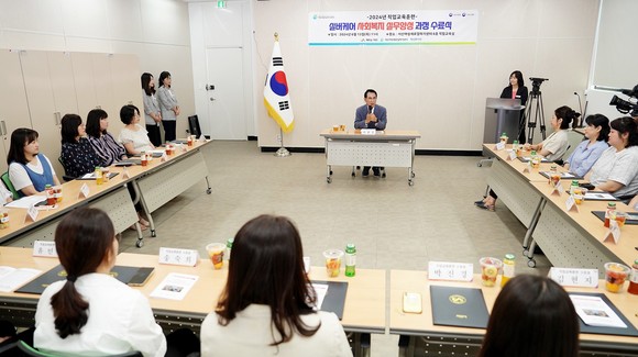 서산고용복지센터는 13일 직업교육훈련실에서 개최된 실버케어 사회복지 실무양성 과정 수료식을 개최하고 있다. ⓒ 서산시
