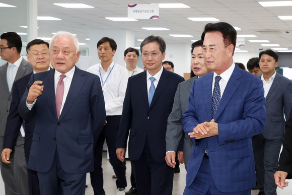 김한길 위원장과 박동식 사천시장이 우주항공산업 발전방안을 논의하고 있다. ⓒ 사천시