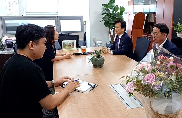 조규일 진주시장이 행안부를 방문하고 현안사업들을 설명하고 있다. ⓒ 진주시