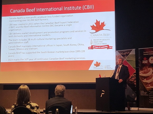 2023년 9월 진행된 캐나다우육공사 공동 세미나 및 네트워킹 리셉션에서 알버트 앨링펠드 캐나다우육공사 전무가 발표하는 모습. = 추민선 기자