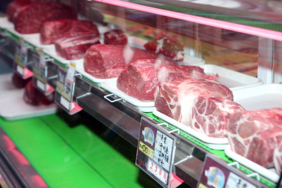 전국한우협회는 지난 5일 제2축산회관에서 제3차 회장단 회의를 열고 '한우산업 안정화 촉구를 위한 한우 반납 투쟁'을 만장일치로 결정하고 대정부 투쟁에 나서기로 했다. © 연합뉴스