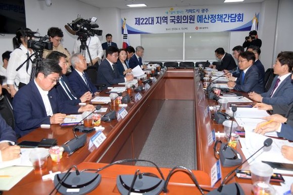 광주광역시와 광주지역 국회의원들이 13일 국회 의원회관에서 지역 주요현안 해결과 국비 확보를 위한 ‘예산정책간담회’를 개최했다. ⓒ 광주광역시