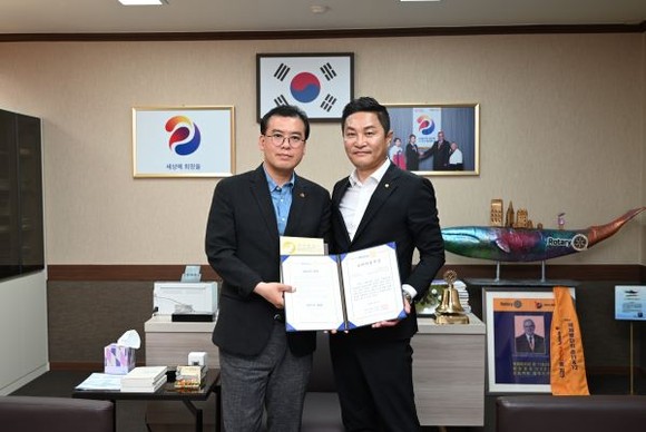 국제로타리 3710지구 조형준 총재는 13일 오후 광주 남구 박철호 보좌관(사진 왼쪽)에게 '초아의 봉사상'을 수여했다. ⓒ 국제로타리 3710지구