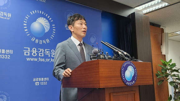 이복현 금융감독원장이 14일 금융감독원 브리핑실에서 이사의 충실의무 확대 및 배임죄 폐지 관련 입장을 전하고 있다. ⓒ 프라임경제