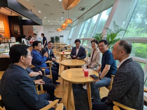 더불어민주당 기초단체장 출신 국회의원으로 구성된 목민포럼 회원들이 국립나주박물관 특별전시를 관람한 후 박물관 관계자들과 박물과 운영 등에 대해 의견을 나누고 있다. Ⓒ 신정훈 의원실
