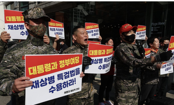 지난 4월 21대 국회에게 채상병 특검법을 수용하라 사위하는 해병대군들의 모습. ©️ 연합뉴스