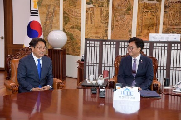 강기정 광주광역시장이 14일 오전 국회의사당 국회의장실을 방문해 우원식 의장에게 5‧18정신 헌법전문 수록 국회 개헌 특별위원회 구성건의서를 전달한 후 대화를 하고 있다. ⓒ 광주광역시
