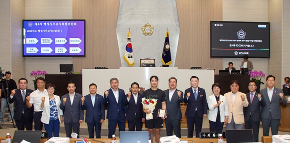 당진시의회는 14일 당진 출신 씨름선수 홍승찬(문경시청) 선수에게 의장 표창을 수여 후 단체 기념촬영을 하고 있다. ⓒ 의회사무국