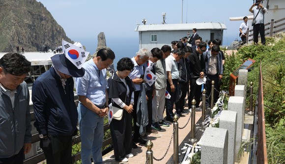 노동진 회장은 지난 13일 간담회에 앞서 독도를 방문해 위령비를 참배하고 있다. ⓒ 수협중앙회