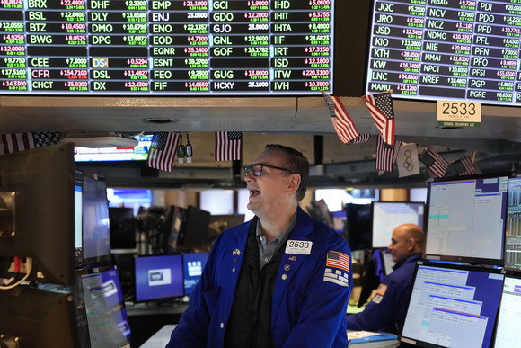 뉴욕증권거래소(NYSE)에서 근무 중인 트레이더의 모습. ⓒ 연합뉴스