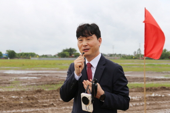 정성훈 진로소주 베트남 법인장이 하이트진로 베트남 공장 부지에서 발표하고 있다. ⓒ 하이트진로