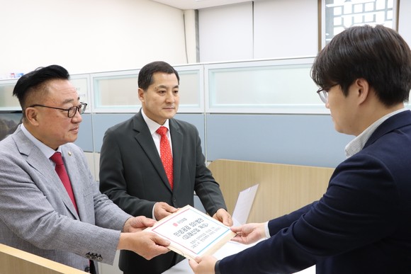 박대출 의원이 생명공학육성법안을 전달하고 있다. ⓒ 프라임경제