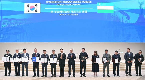 KAI와 우즈벡 항공정비기업 SE CHARZ사와 항공정비 업무협약을 체결하고 있다. ⓒ 한국항공우주산업