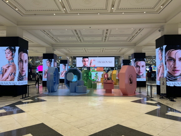 신세계백화점은 오는 21일부터 다음달 7일까지 본점, 강남점 등 전국 13개 전 점포에서 각종 할인 혜택을 담은 여름 정기세일과 팝업 스토어 행사를 진행한다. © 신세계백화점